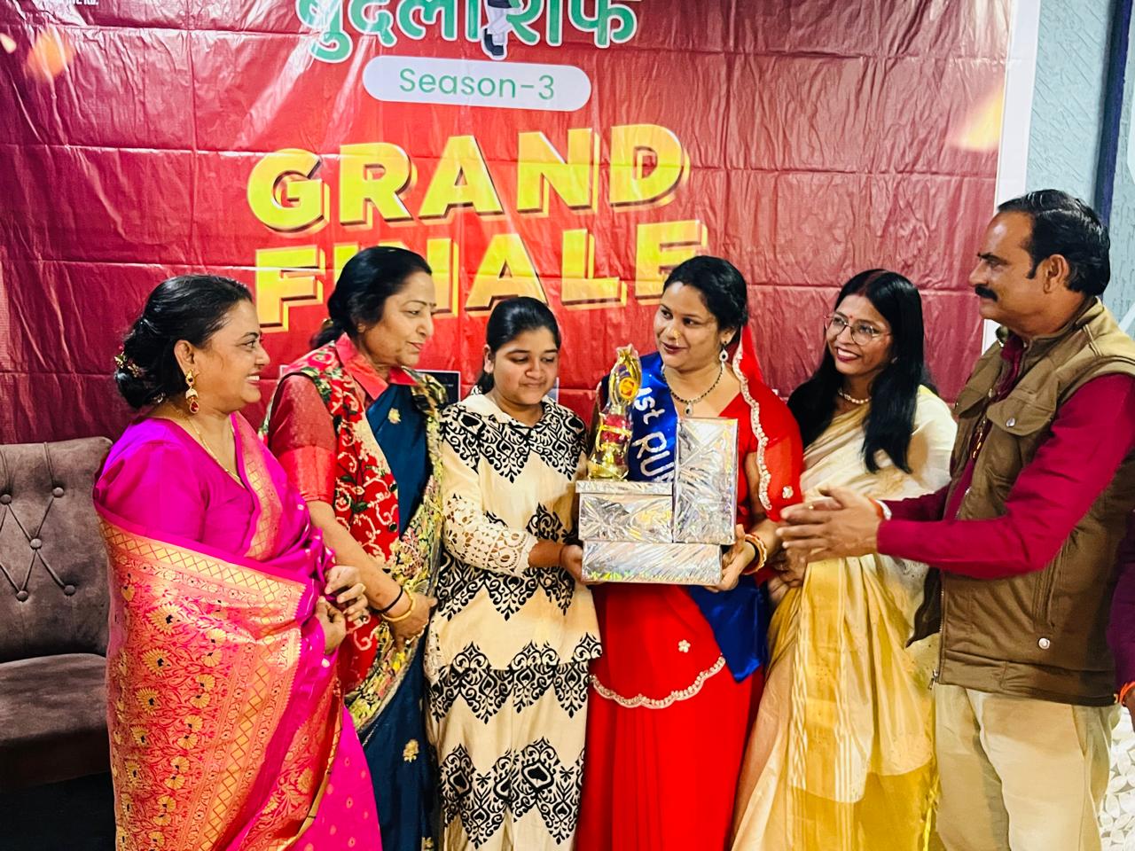 Winner being honored at Bundeli Chef Season 3 grand finale